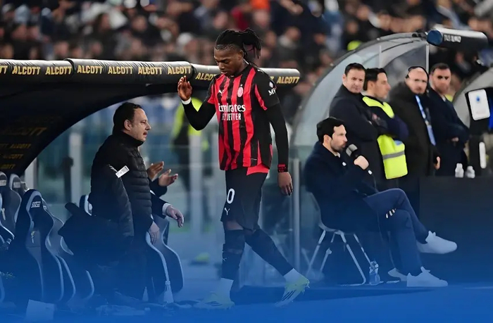 KY开云官网体育下载-一剑封喉却先戳自己人!米兰头牌怒推主帅,8分差距引爆内讧危机|AC米兰|莱奥|阿莱格里|拉斐尔-达-席尔瓦|塞巴斯蒂安-阿莱_新浪体育_新浪新闻