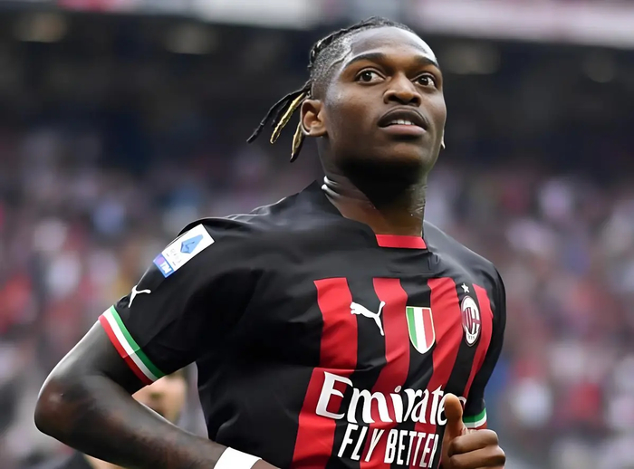 KY开云官网体育下载-一剑封喉却先戳自己人!米兰头牌怒推主帅,8分差距引爆内讧危机|AC米兰|莱奥|阿莱格里|拉斐尔-达-席尔瓦|塞巴斯蒂安-阿莱_新浪体育_新浪新闻